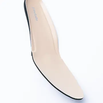 ［歩きやすさのポイント②］
クッション性、フィット性に優れたカップインソールを採用。かかと部分がしっかり足にフィットすることで安定感が増し、つま先はやわらかく足を包み込む。