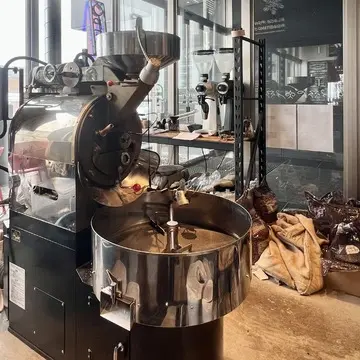 ニセコのカフェ「Green Farm Cafe」の店内にあるコーヒの焙煎機