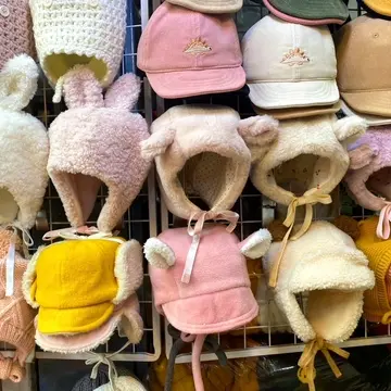 帽子もたくさんあります。私の野球帽として使えそうなものも( *´艸｀)