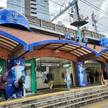 横浜スタジアムのある関内駅はこんな可愛いベイスターズ仕様になっています。