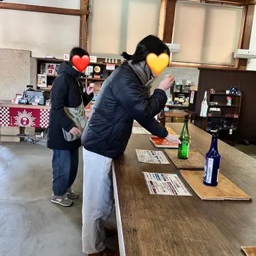 お姉ちゃんたち、結構いける口で、真剣に試飲中。