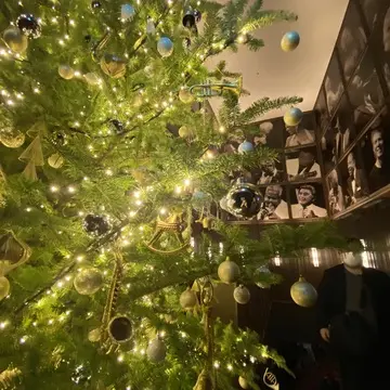ブルーノート東京 クリスマスツリー｜ジャズをテーマにしたオーナメントが彩るフォトジェニックな装飾