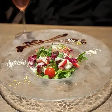 生ハムと旬のフルーツのサラダ仕立て バルサミコソース