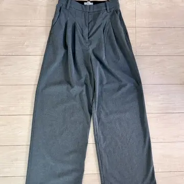H&Mのグレーパンツ（ワイド）