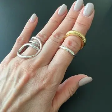 シャルロットシェネのリング着用画像