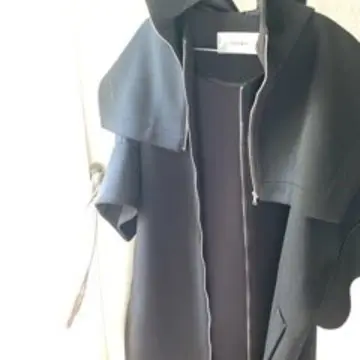 アドーアのミディボンディングポンチョジャケットフードあり