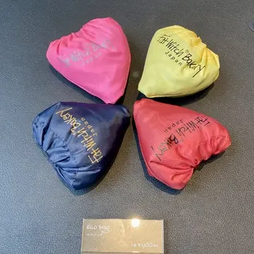 カラーはピンク・イエロー・ブルー・レッドの4色