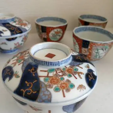 手前の蓋物には、よく母が具だくさんの茶碗蒸しを作ってくれました。奥は蕎麦猪口。