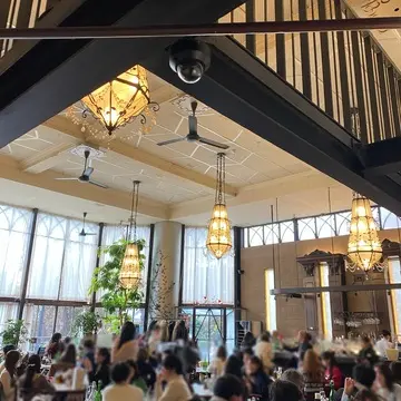 新宿御苑近くのラ・ボエム店内の様子。天井が高くシャンデリアが印象的な空間で、同期とのランチ会が行われたレストランの雰囲気。