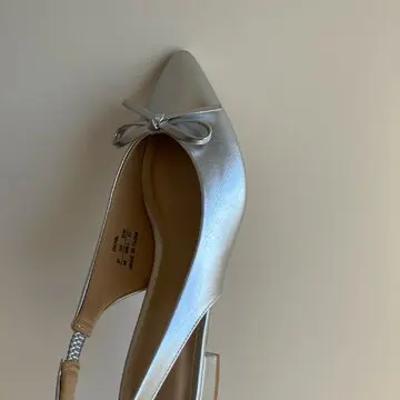 GUリボンバックベルトパンプス
パンプス　ポインテッドトゥ　GUサンダル　GUパンプス　シルバーパンプス　jマダムブログ　デニムコーデ　豹柄パンプス　アラフィフファッション　