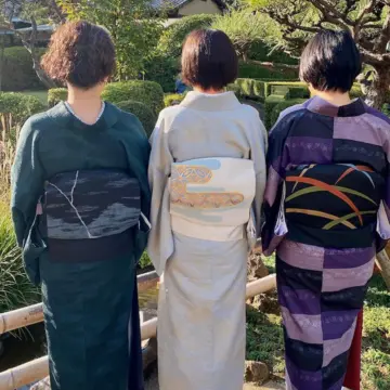 3人の着物姿の女性の写真