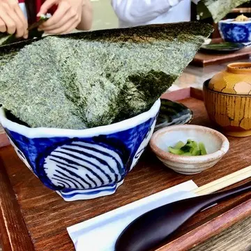 大きな海苔をかぶった
『まかない丼』
