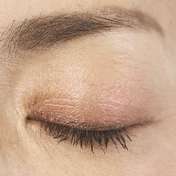  エクラ 華組　宮原江里子さんがアイシャドウをお試し