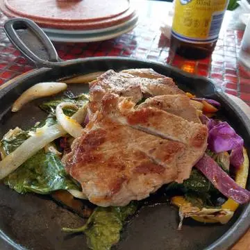 友人達はポークのファヒータをチョイス。トルティーヤに包んでパクパク♪