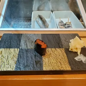 イクラミニバージョン。受皿にちょこんと乗ったお寿司が可愛い( ´∀`)