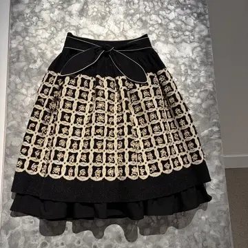 リメイク前の、刺繡が美しいスカート