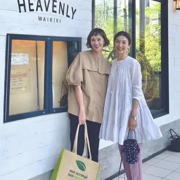 レストラン前　華菜子さん