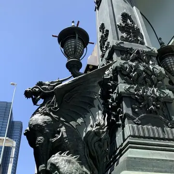 日本橋の麒麟像アップ