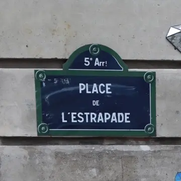 Netflixテレビドラマ　「Emily in Paris」　　エミリーパリへ行く