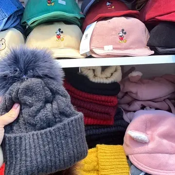 暖かそうなニット帽もカラフル。