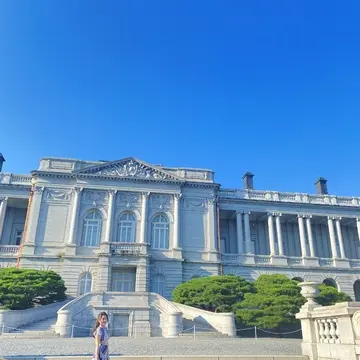 迎賓館の階段下で後ろを振り返る女性。クラシカルな建物と対照的な柔らかな雰囲気。