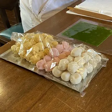 和菓子作りに使用する練り切り餡の色とりどりの素材。