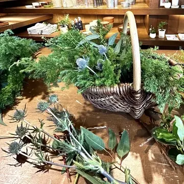 花材を籠の半分生けたところ