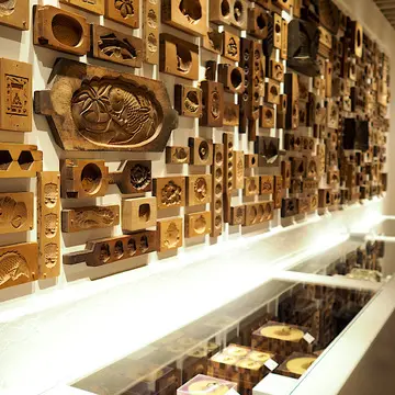 「たねや」の和菓子売場の壁面には、かつて使っていたという干菓子用の木型がずらりと飾ってあります。