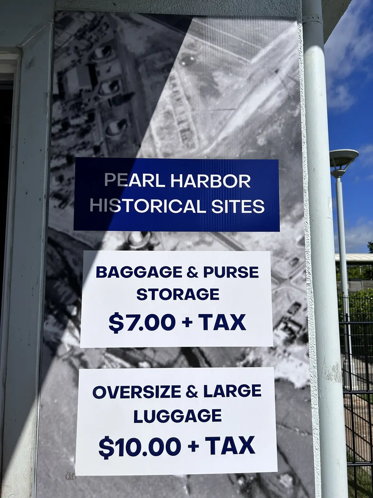 中に入るのに荷物を持ち込めません
預けるのにお金かかります