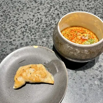 餃子。香味タレをつけて