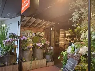 フラワーマーケット前で