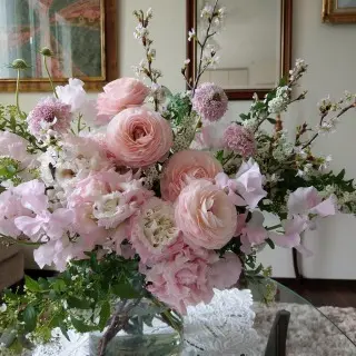 様々なお花で淡いピンク色のグラデーションを作りました