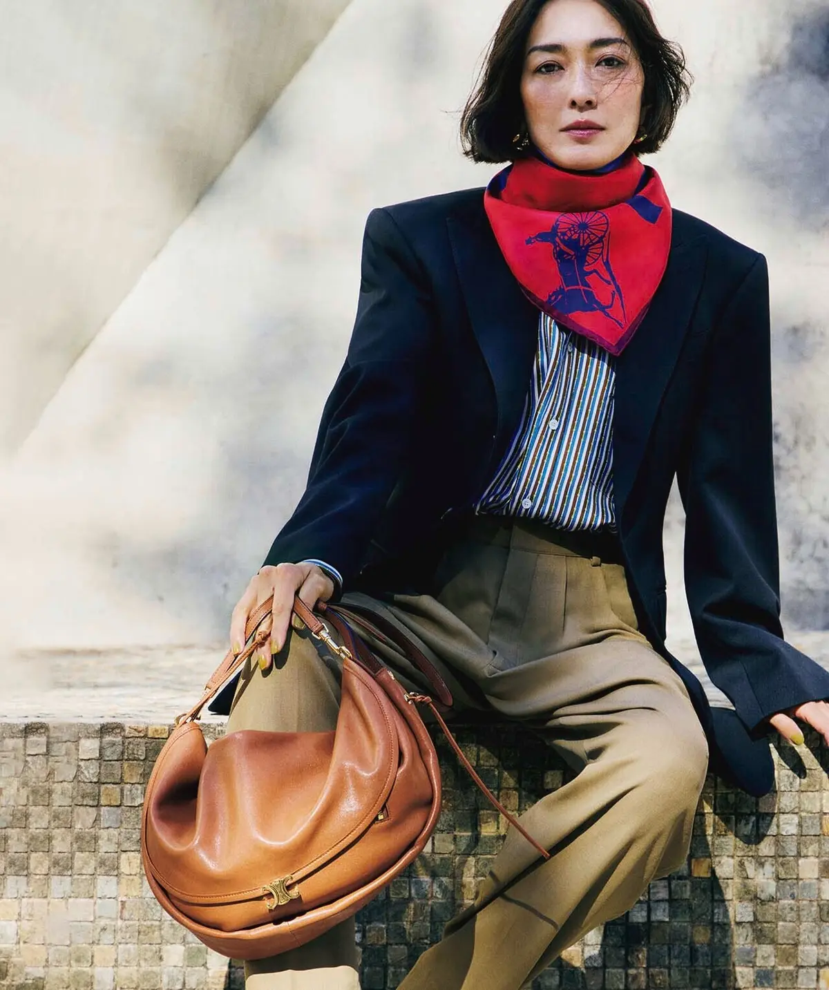 セリーヌのバッグを持った板谷由夏