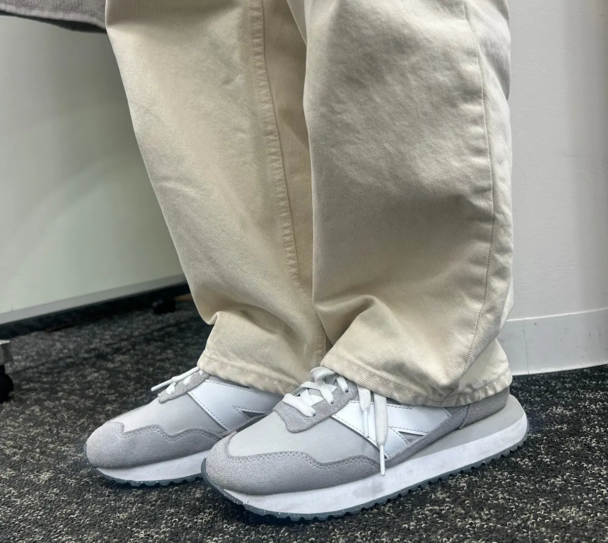 ニューバランス スニーカーとパンツコーデ　エクラ編集部員の偏愛名品図鑑