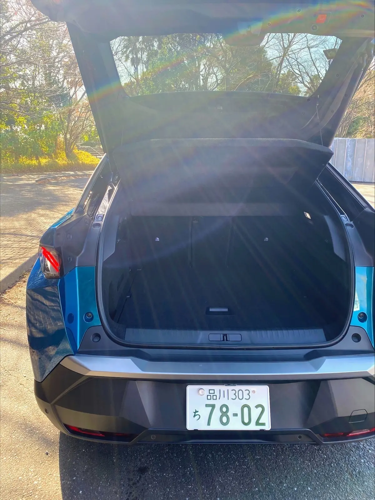 まるも亜希子さんが試乗するプジョー3008　プジョー3008のラゲッジ　プジョー3008のトランク