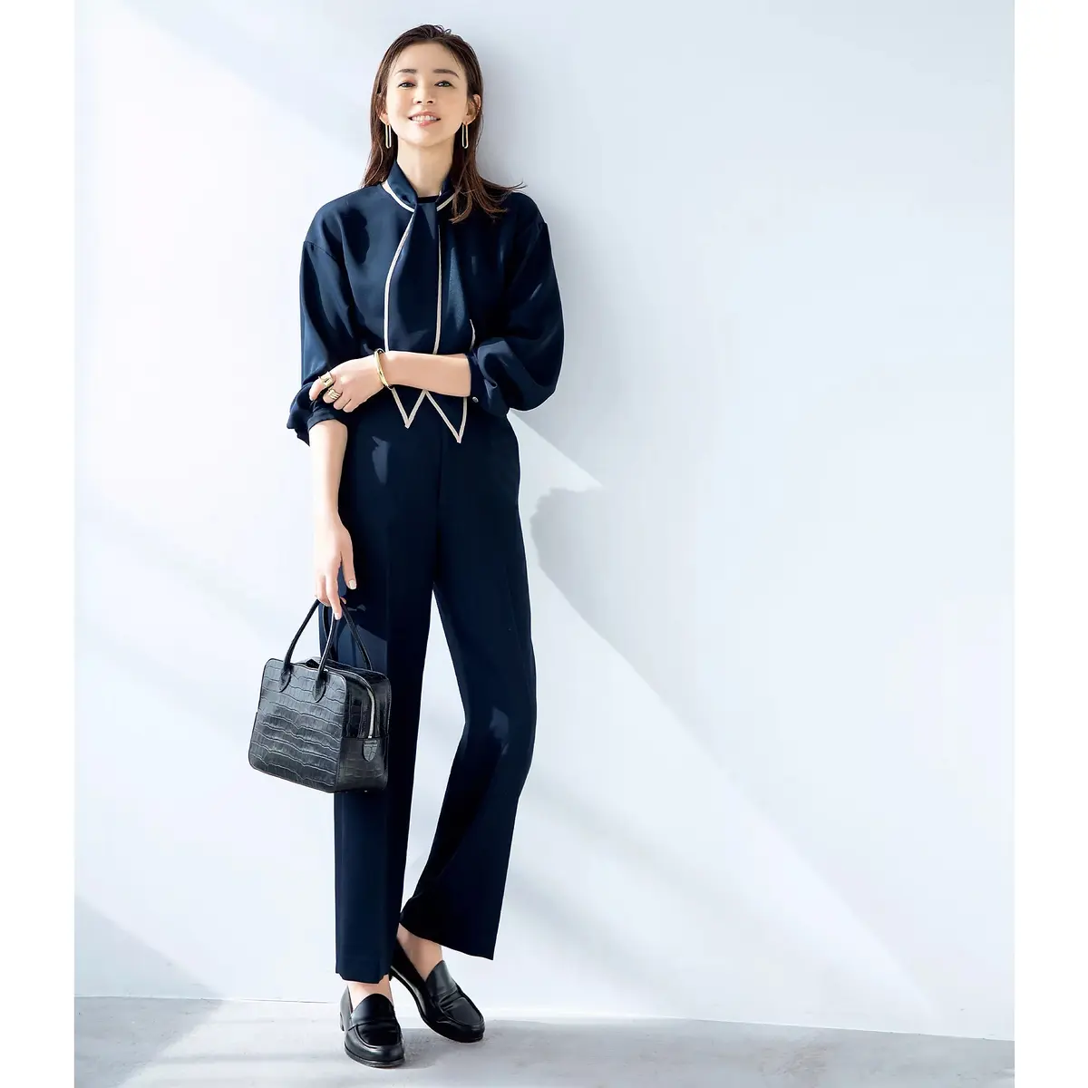 スカーフを巻けば、パンツスタイルも知的な華やぎのあるオケージョン仕様に