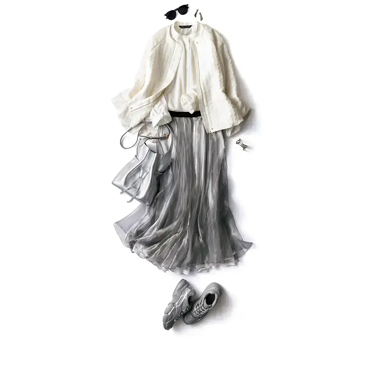 グレースニーカー　シャイニー素材スカート　白シャツ　春コーデ