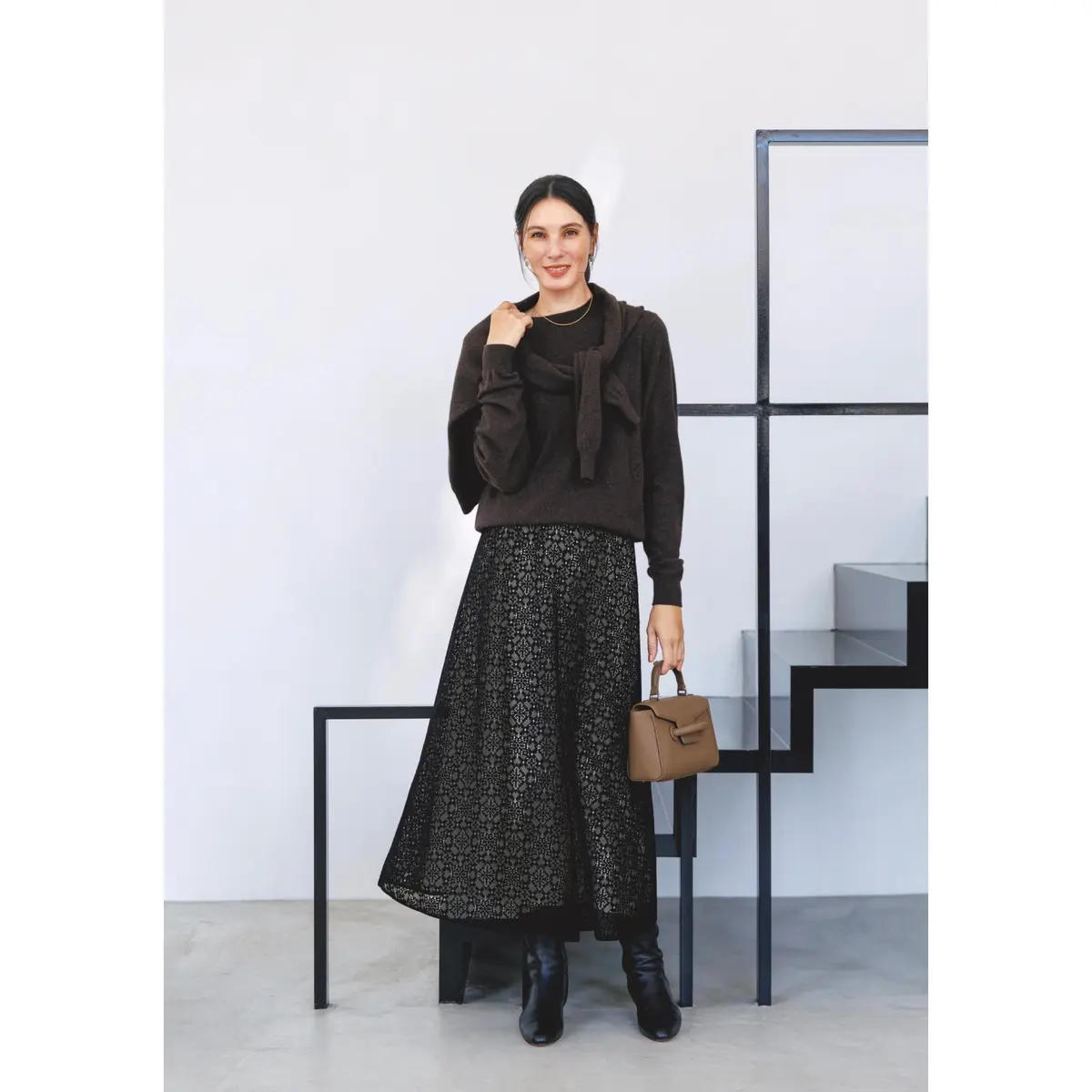 ブラウンのプルオーバーニットに同色のカーデを肩がけし、黒レーススカートを合わせたたコーディネート　モデル・田沢美亜