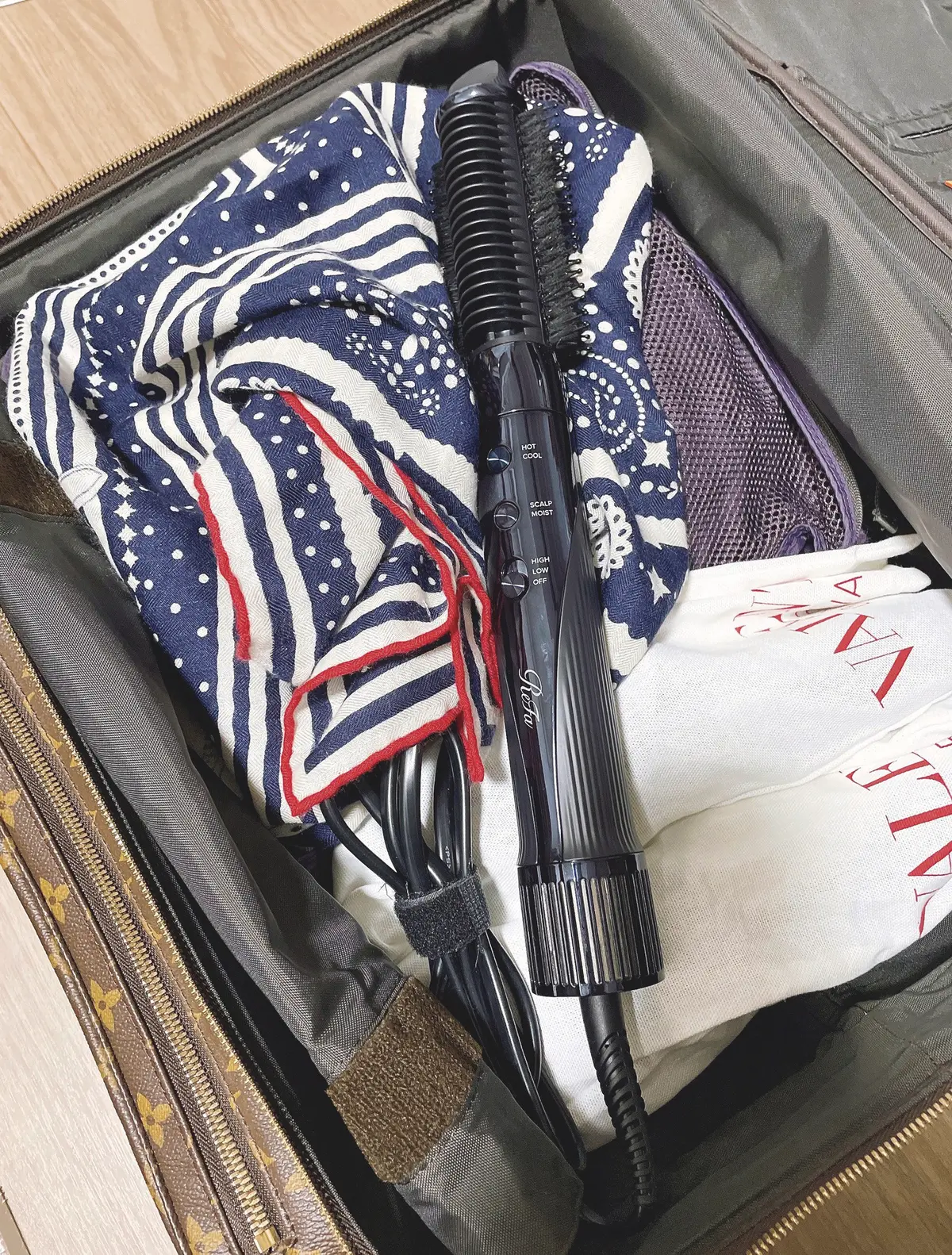 50代　美容家電　「ヘアセットのツールを、ストレートア イロンから『リファ ビューテック リ セッター』のカールブラシに替えまし た。髪に優しいうえに時短になり、ふ んわりナチュラルな仕上がりが魅力。 アタッチメントの交換でドライヤーに もなるので、旅行にも持参します」