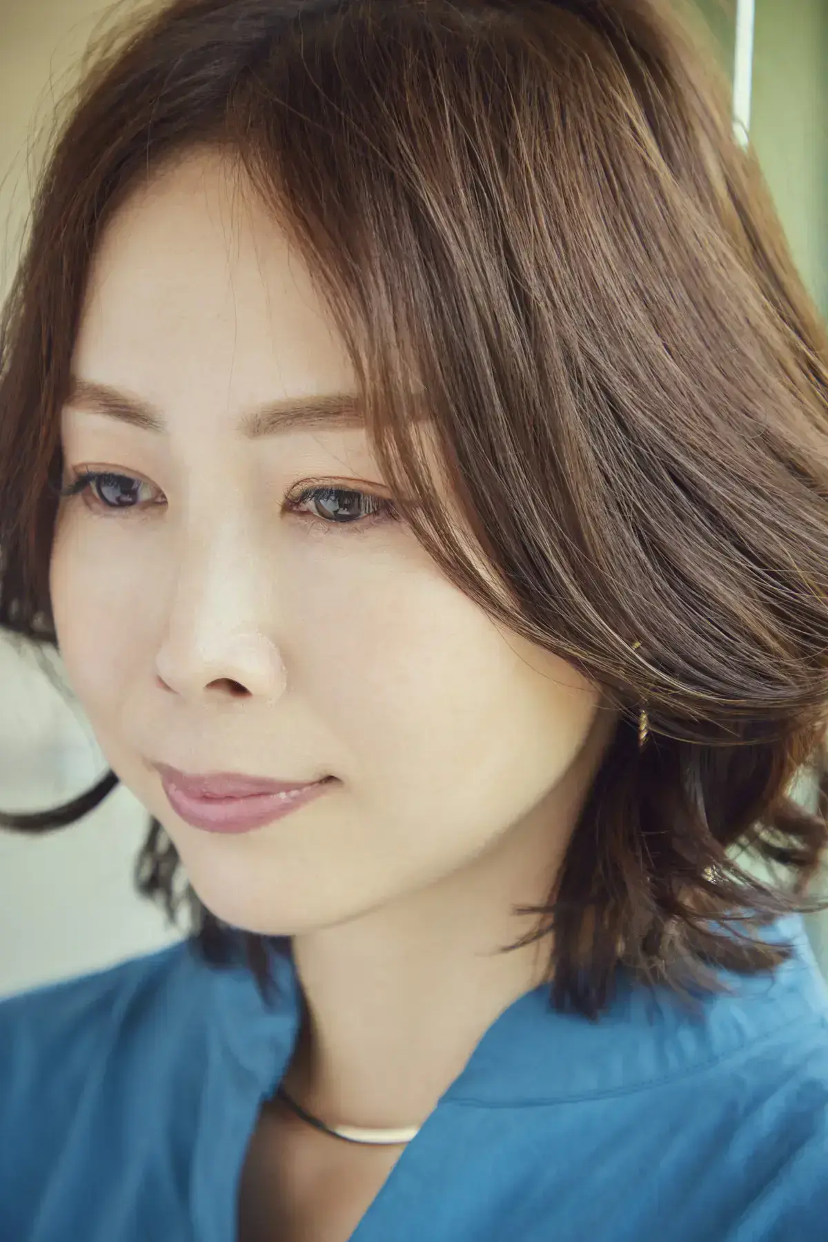 つぶれて見えやすいセンターパートも、前髪のレイヤーの仕込みで根元から立ち上がりやすく。
