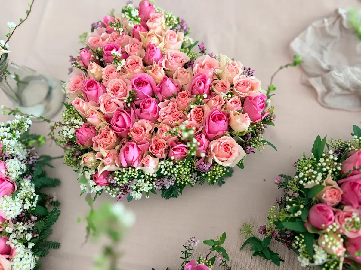 フランススタイルのハート型アレンジメント