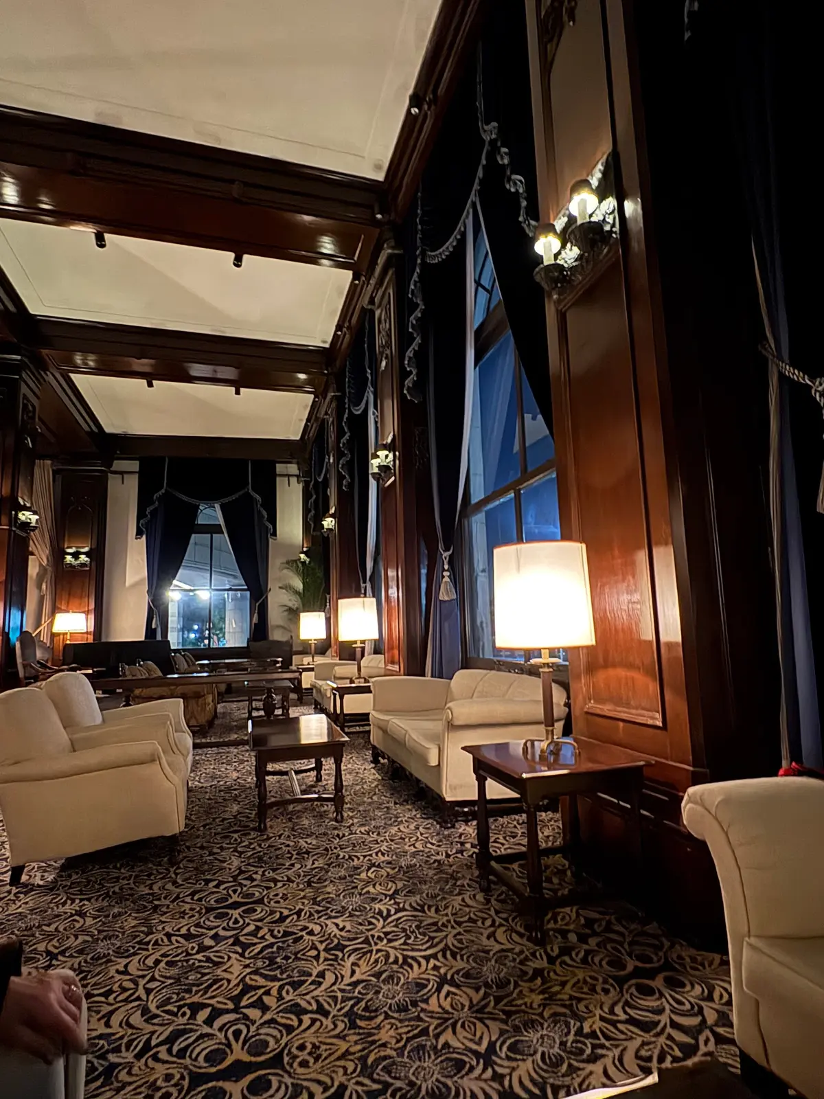 大階段をのぼると…  夜