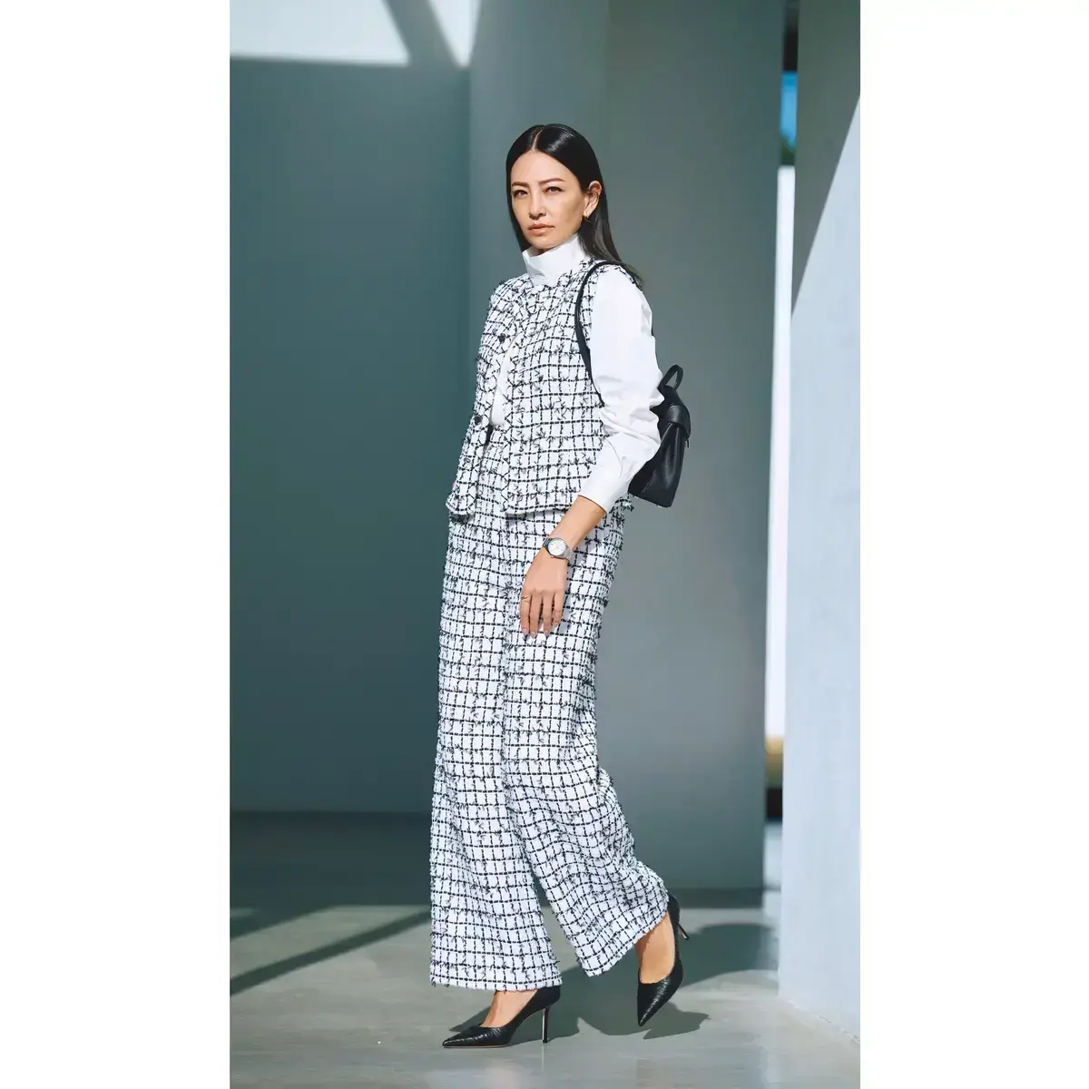 白ベースのモノトーンでクラシカルなツイードセットアップ