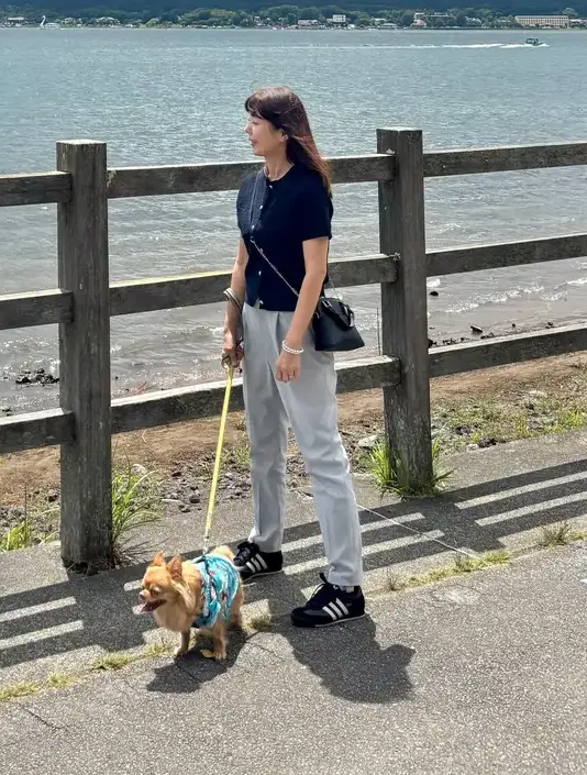 スニーカー　パンツ　日帰り旅コーデ