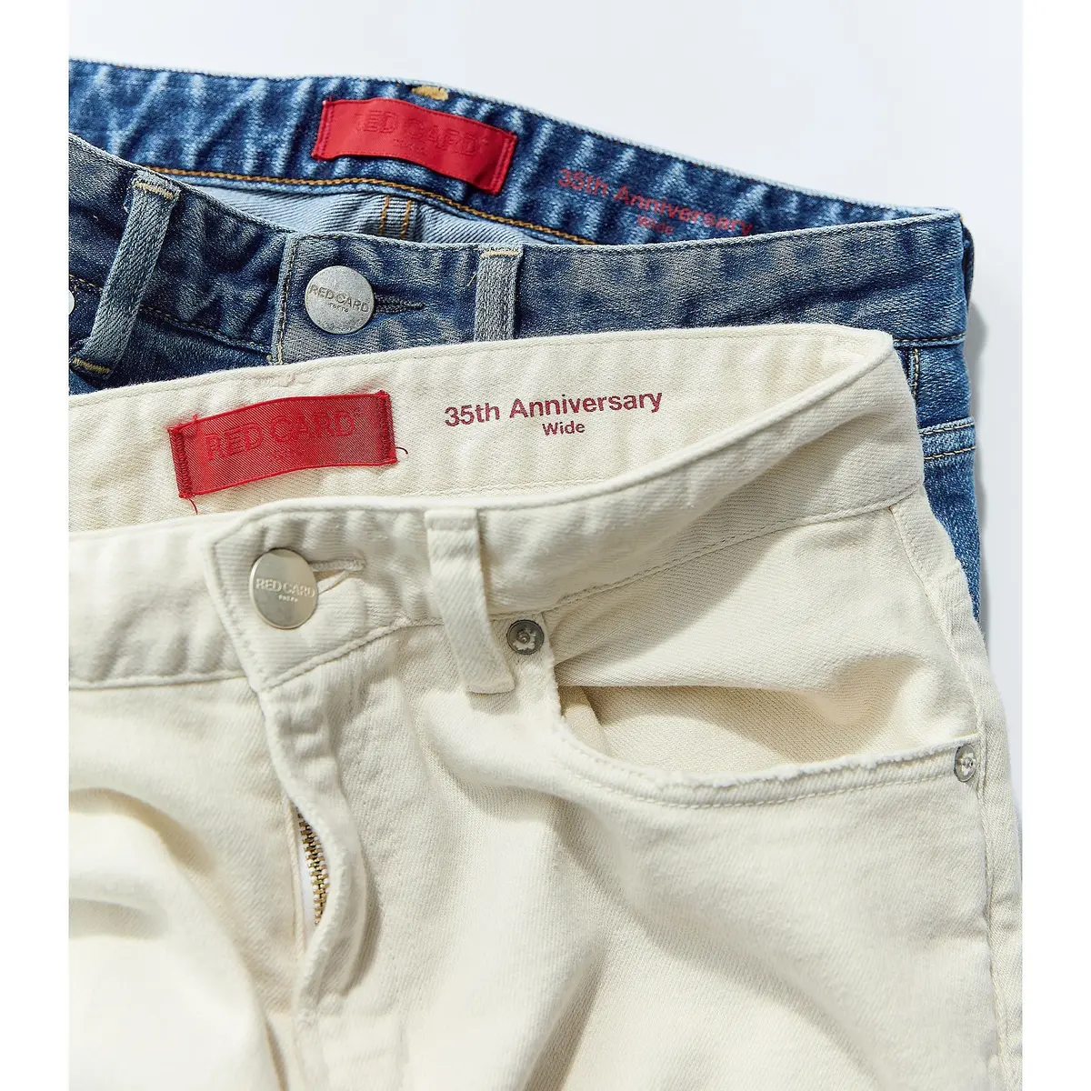 RED CARD TOKYOのタグ、35th Anniversary Wideのプリントは印象的な赤で。