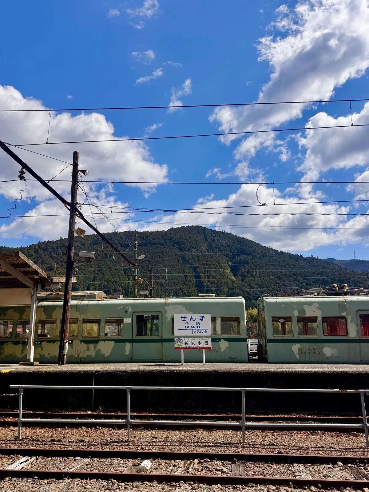 【絶景秘境】エメラルドグリーンの湖に浮かの画像_1