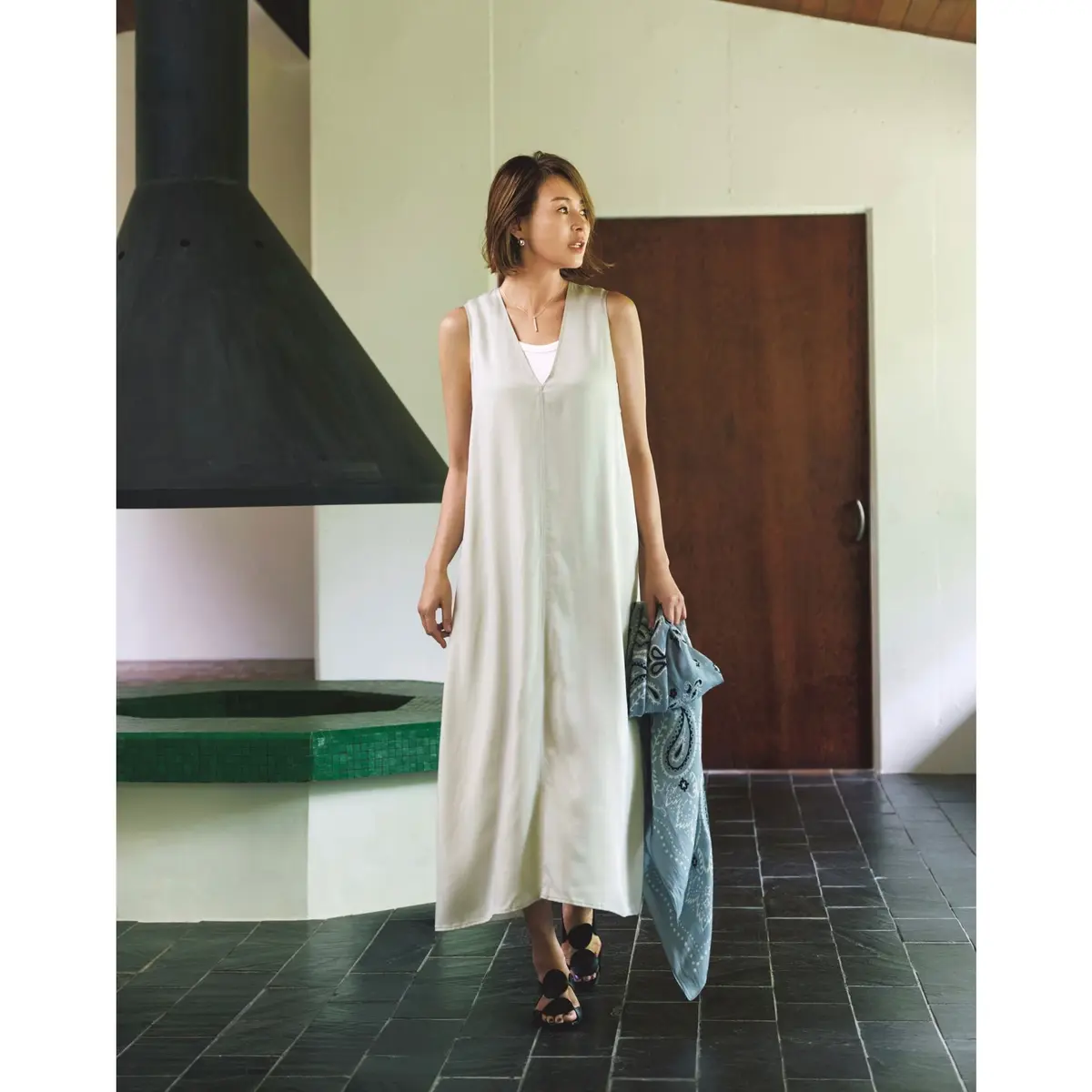 セージグリーンのVネックノースリーブワンピースに黒サンダルを合わせたコーディネート　モデル・SHIHO