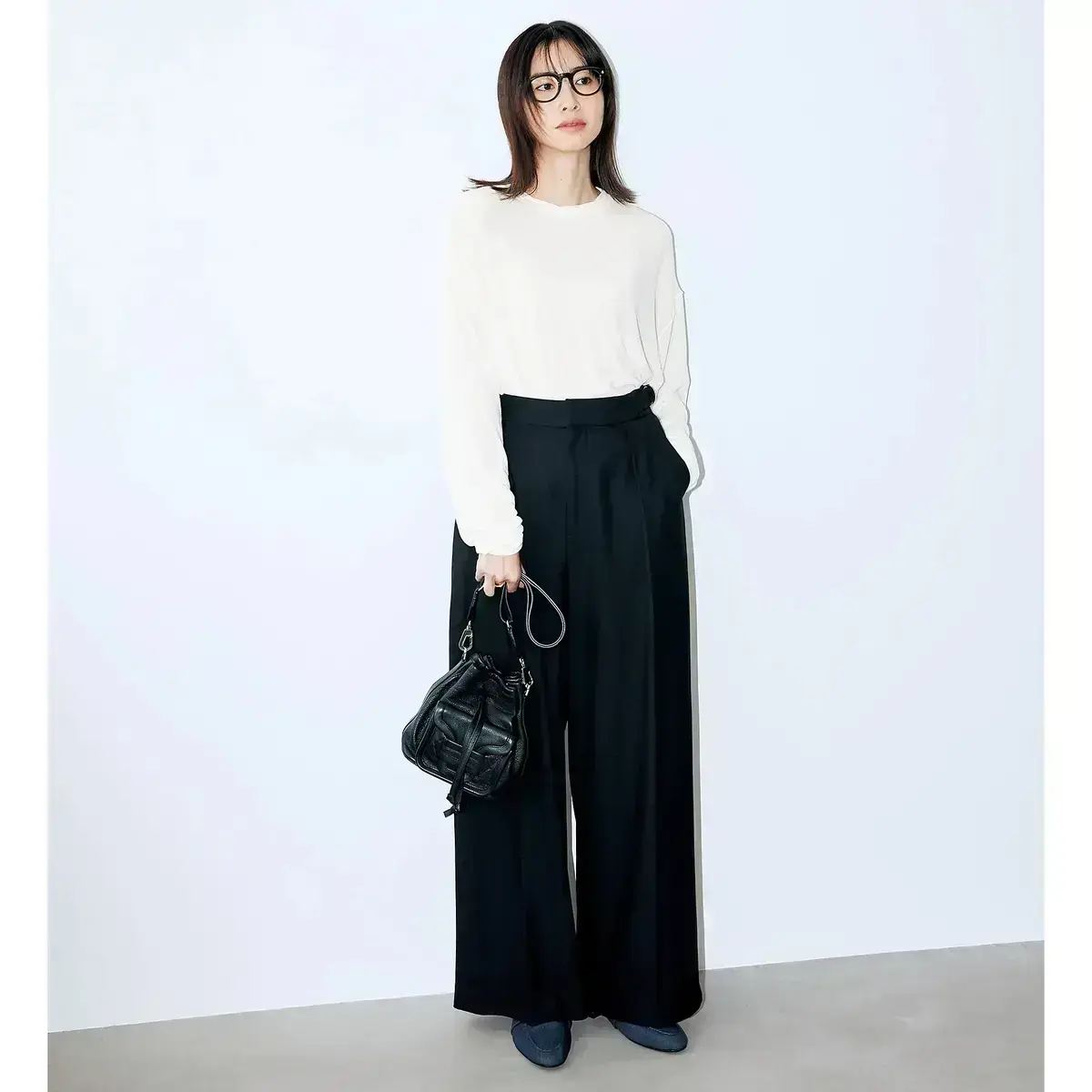 ロングTシャツ　黒パンツ  50代 3月 春ファッション