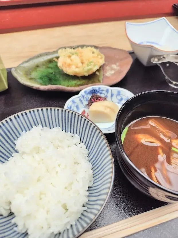 白米、みそ汁、エビの天ぷら、わさび、納豆が並んだ和食の盛り付け