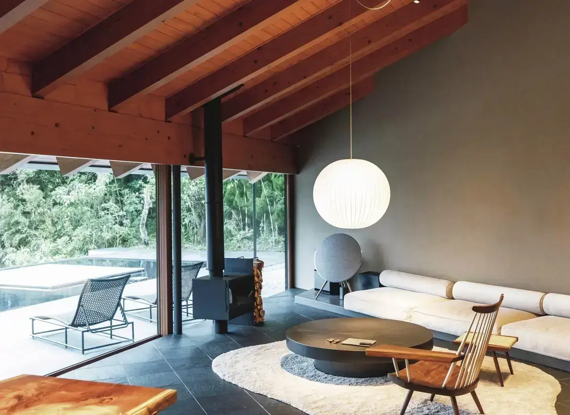 ソファの付近には暖炉もあり、くつろいだ雰囲気で過ごせる　